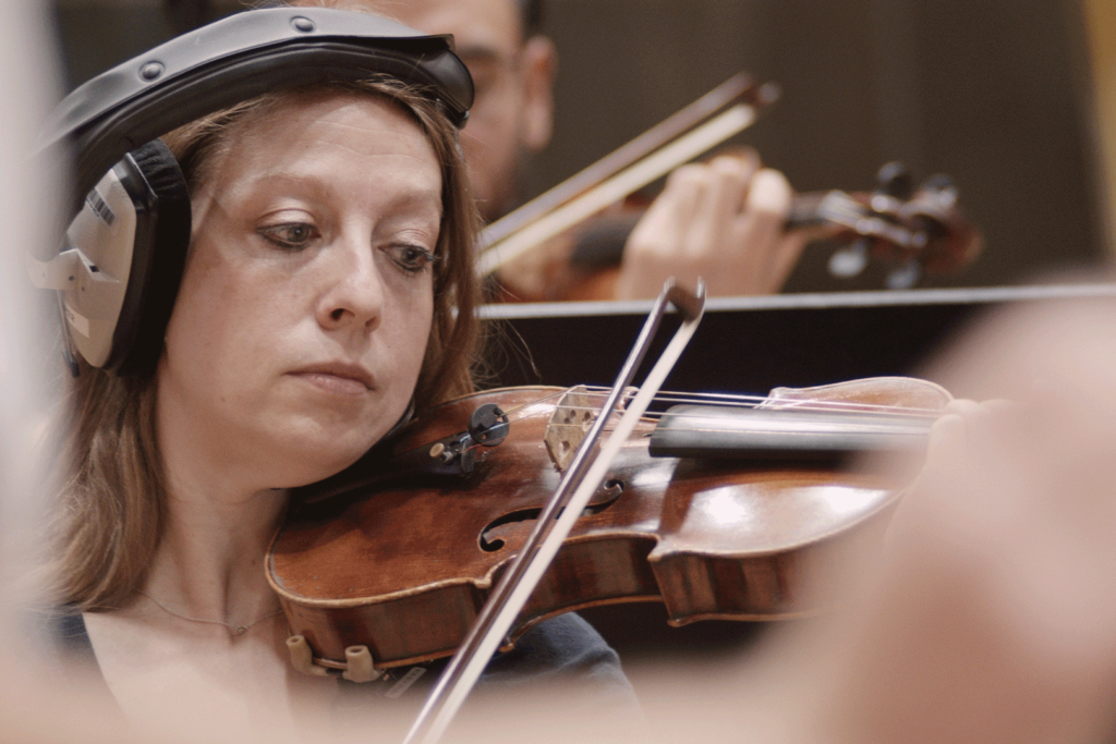Orchesteraufnahme mit Frau die Geige spielt